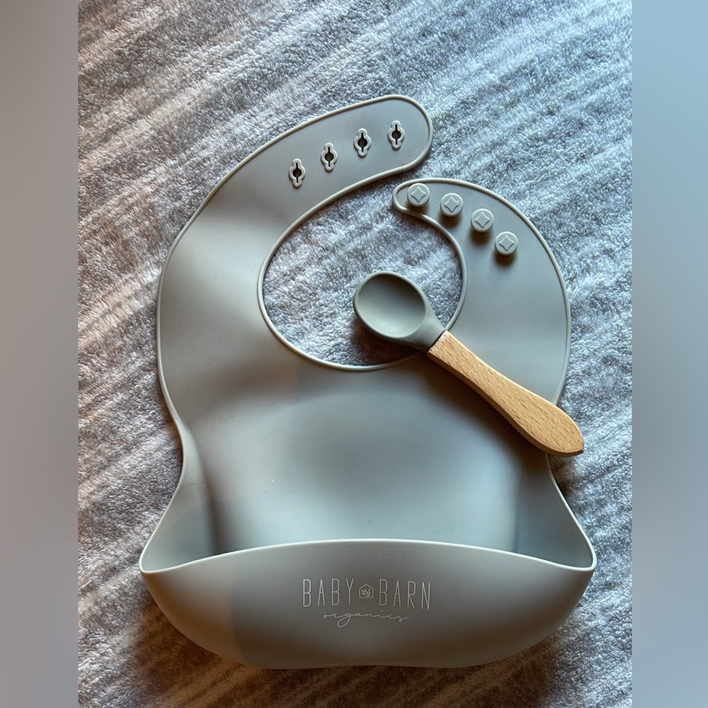 Baby Barn Organics Bib and Matching Spoon Set in Gray